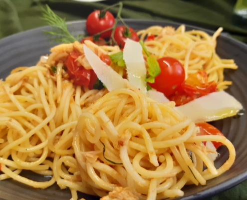 Spaghetti mit Thunfisch und Tomaten